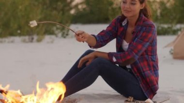Kamp yapan turist kadın doğa üzerinde kamp kuruyor.