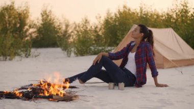 Kamp ateşinin yakınındaki Turist Kadın
