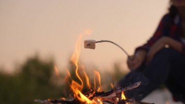 Kamp yapan turist kadın doğa üzerinde kamp kuruyor.