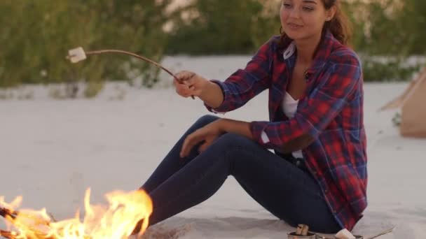 Touristin zeltet am Lagerfeuer im Freien in der Natur — Stockvideo