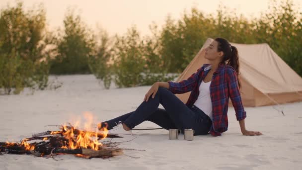 Mujer Turista en el campamento cerca de la fogata — Vídeos de Stock