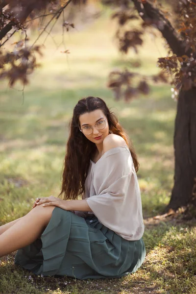 Donna all'aperto nel parco vicino all'albero dei fiori di primavera — Foto Stock