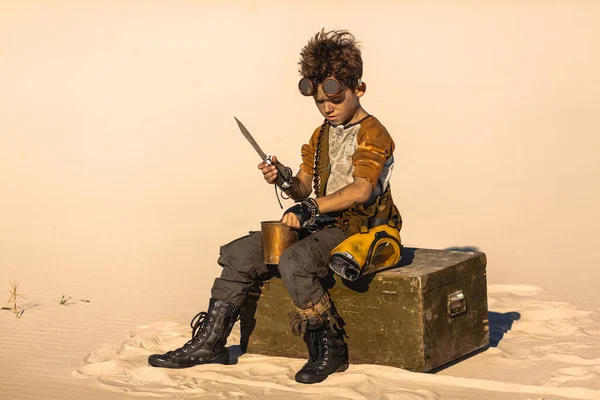 Garçon guerrier post-apocalyptique à l'extérieur dans un désert désert — Photo