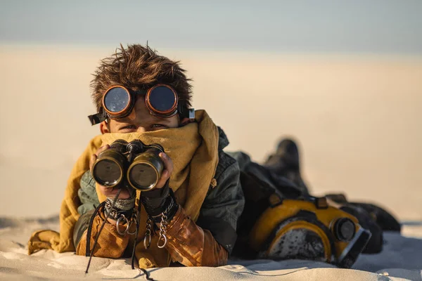 Ragazzo guerriero post-apocalittico all'aperto in una terra desolata — Foto Stock