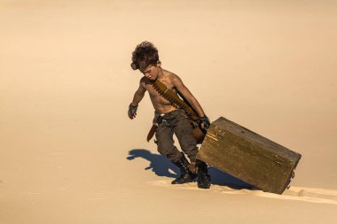 Kıyametçi Savaşçı Çocuk Çölün Çölünde.