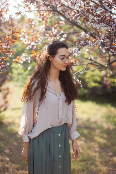 Kobieta na zewnątrz w parku Niedaleko Wiosenne Drzewo Kwitnące — Zdjęcie stockowe