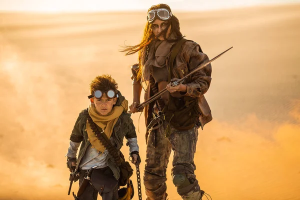 Femme et garçon post-apocalyptiques à l'extérieur dans un désert — Photo