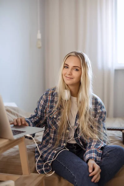 Mädchen benutzt zu Hause einen Laptop — Stockfoto