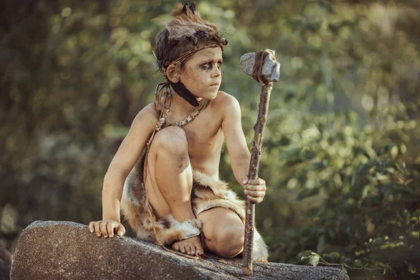 Hombre de las cavernas, chico varonil con arma primitiva cazando al aire libre . —  Fotos de Stock