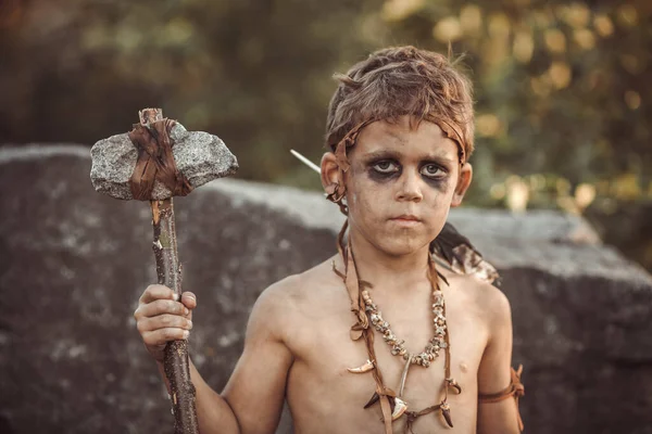 Hombre de las cavernas, chico varonil con arma primitiva cazando al aire libre . —  Fotos de Stock