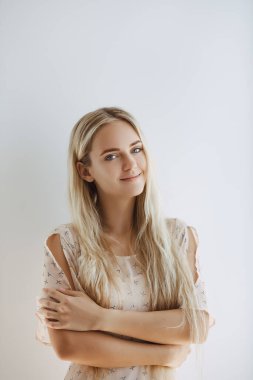 Neşeli Kız Beyaz Arkaplanda Durarak Eğleniyor