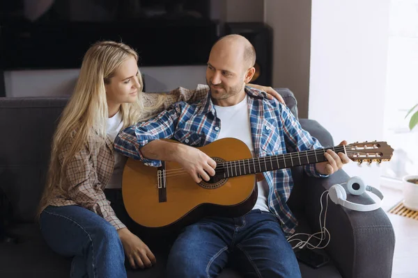 Couple passe le temps à la maison à jouer de la guitare — Photo