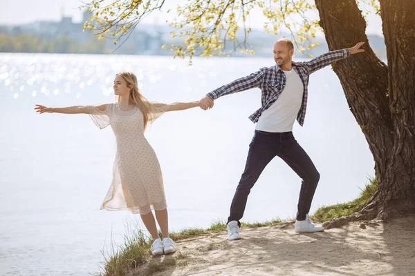 Couple in Love on Summer Beach — Stock Photo, Image