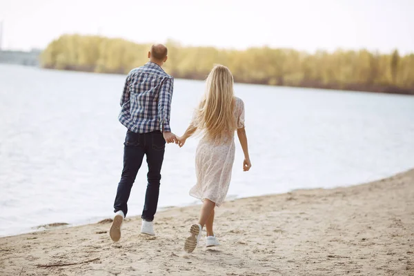 Pareja enamorada en verano playa — Foto de Stock