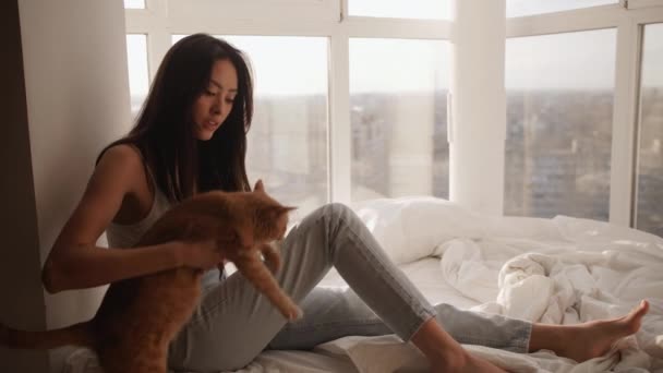 Aziatische vrouw met kitten binnen — Stockvideo