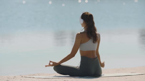 Mulher meditando em Yoga posar na praia — Vídeo de Stock