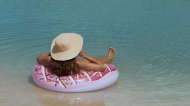 Denizdeki Kadın Lastik Yüzükle.