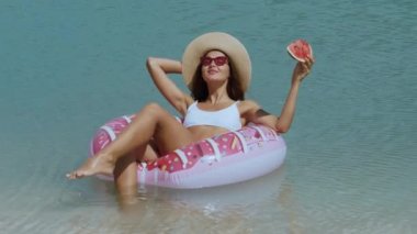 Denizdeki Kadın Lastik Yüzükle.