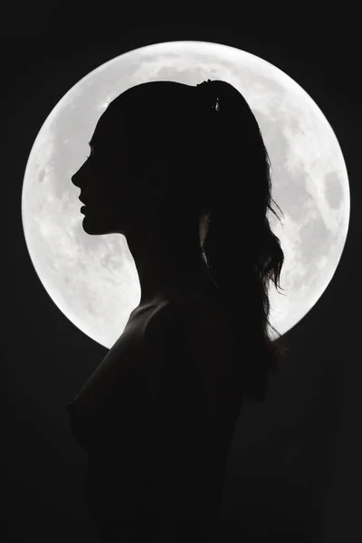 Fine Art Fashion Studio Portret van naakte vrouw op volle maan — Stockfoto