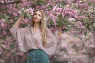 Sakura Ağacı Doğa Üzerine Çiçek açan Kadın