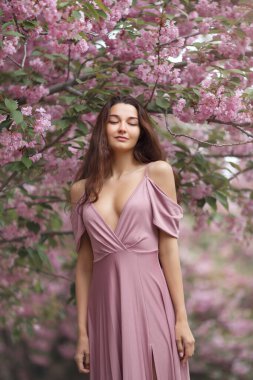 Sakura Ağacı Doğa Üzerine Çiçek açan Kadın