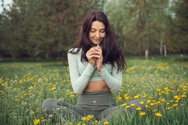 Femme reposant sur la prairie En plein air — Photo