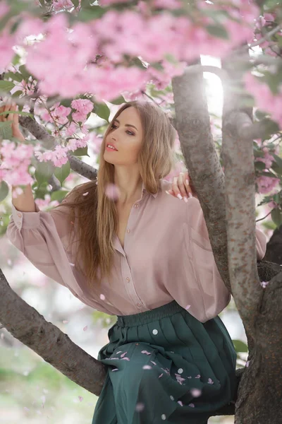 Vrouw bij Blossoming Sakura Tree on Nature — Stockfoto