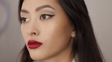 Asyalı Kadın İçin Makyaj Sanatçısı Tamamlandı