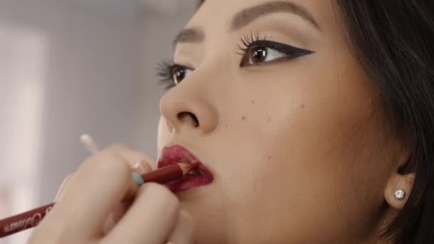 Makeup Artist Komplett make-up för asiatisk kvinna — Stockvideo