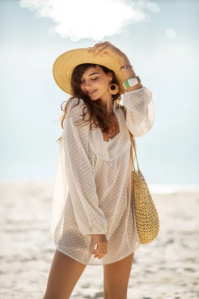 Vrouw rustend op het strand tijdens de vakantie — Stockfoto