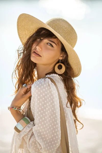 Vrouw rustend op het strand tijdens de vakantie — Stockfoto