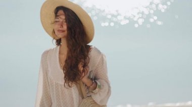 Tatilde Sahilde Dinlenen Kadın