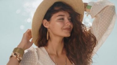 Tatilde Sahilde Dinlenen Kadın