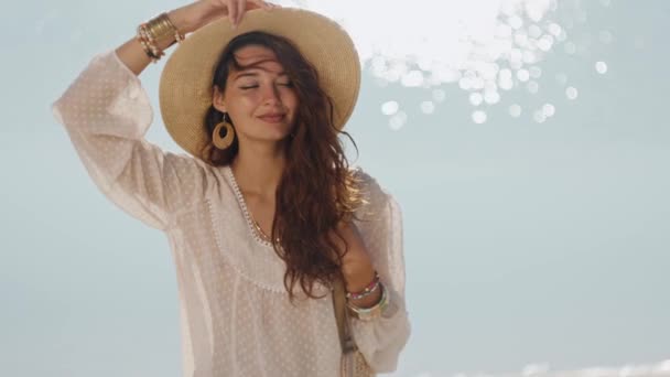 Femme se reposant sur la plage pendant les vacances — Video