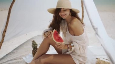 Tropik Sahilde Karpuz Yiyen Kadın