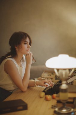 Daktilo üzerinde çalışan Kadın Yazar