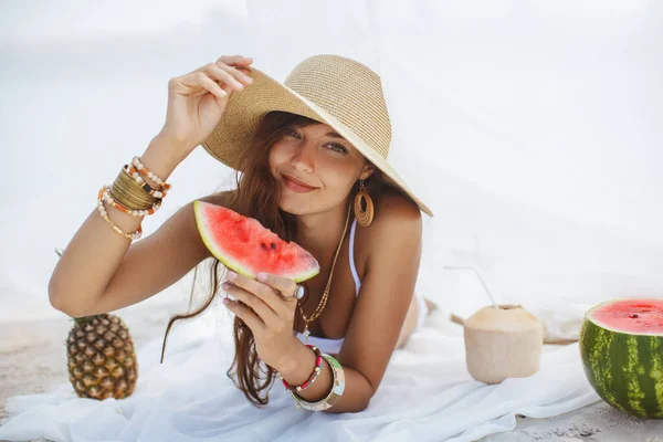 Žena na tropické pláži jíst meloun — Stock fotografie
