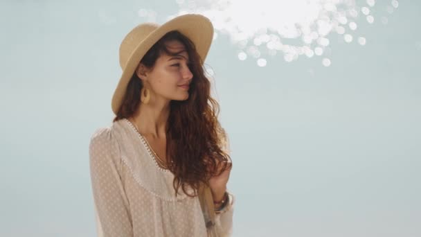 Vrouw rustend op het strand tijdens de vakantie — Stockvideo