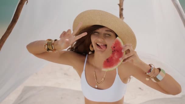 Femme sur la plage tropicale mangeant pastèque — Video