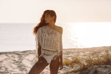 Tatilde Sahilde Dinlenen Kadın