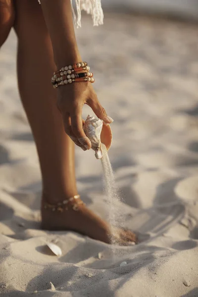 Hand med Seashell på stranden utomhus — Stockfoto