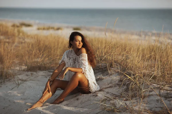 Vrouw rustend op het strand tijdens vakanties — Stockfoto