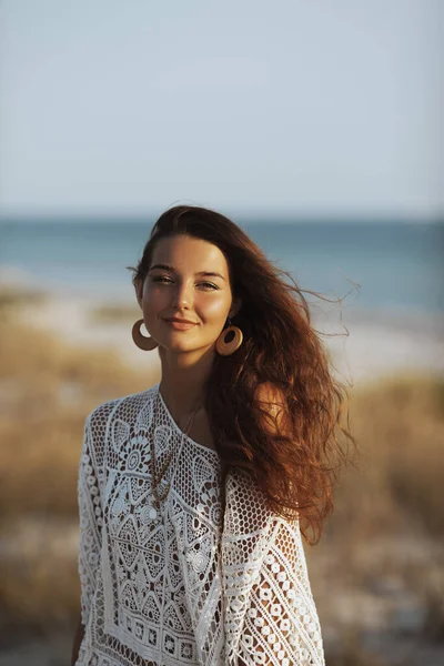 Femme se reposant sur la plage pendant les vacances — Photo