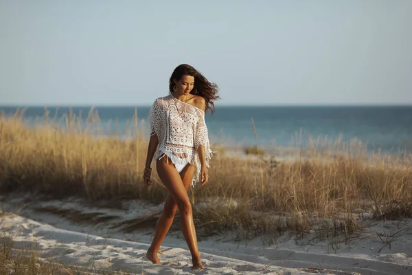 Mujer caminando en la playa durante las vacaciones — Foto de Stock