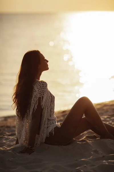 Femme se reposant sur la plage pendant les vacances — Photo