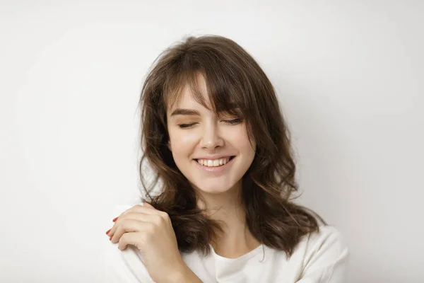 Retrato de mujer natural en interiores en blanco — Foto de Stock