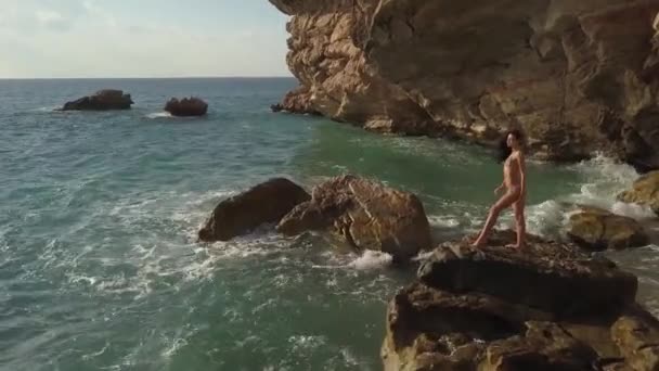 Vista aérea de la mujer en Rocky Beach — Vídeos de Stock