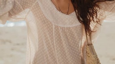 Tatilde Sahilde Dinlenen Kadın