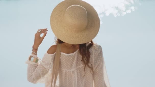 Vrouw rustend op het strand tijdens de vakantie — Stockvideo