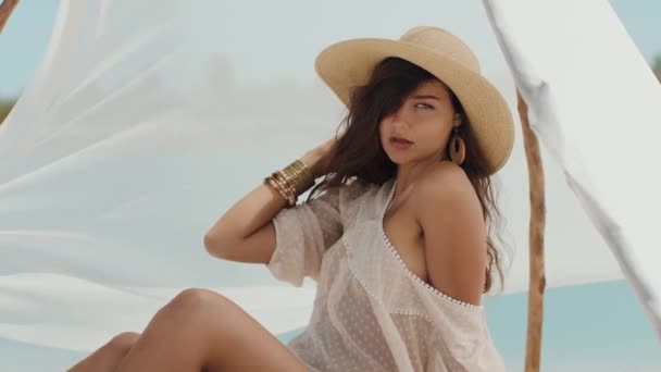 度假期间在海滩休息的女人 — 图库视频影像